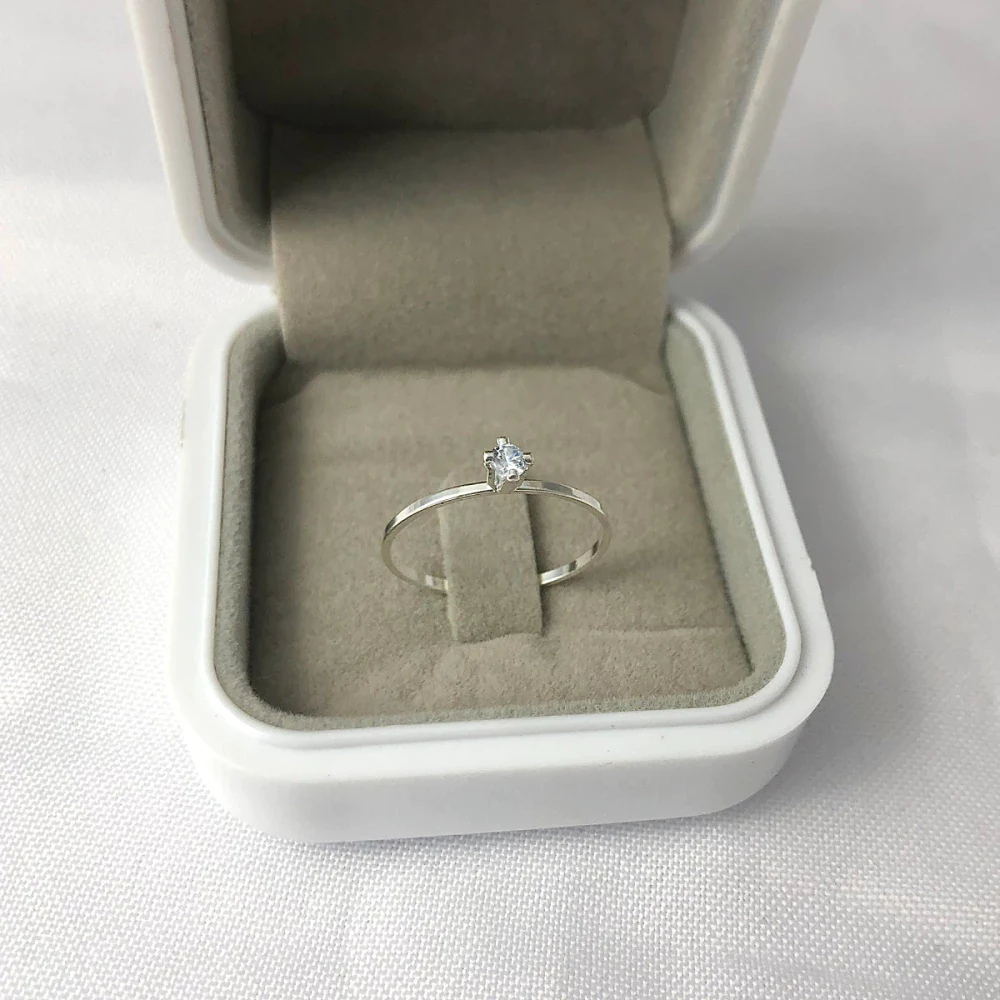 Anel Solitário Feminino Fininho Minimalista Prata 925 — detalhe